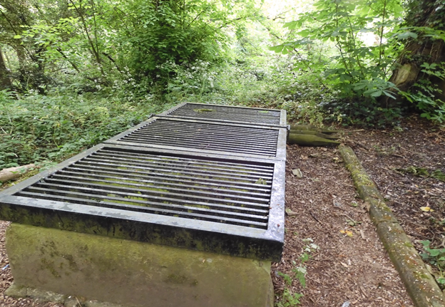 tomb in Nunhead Cemetery, 2019